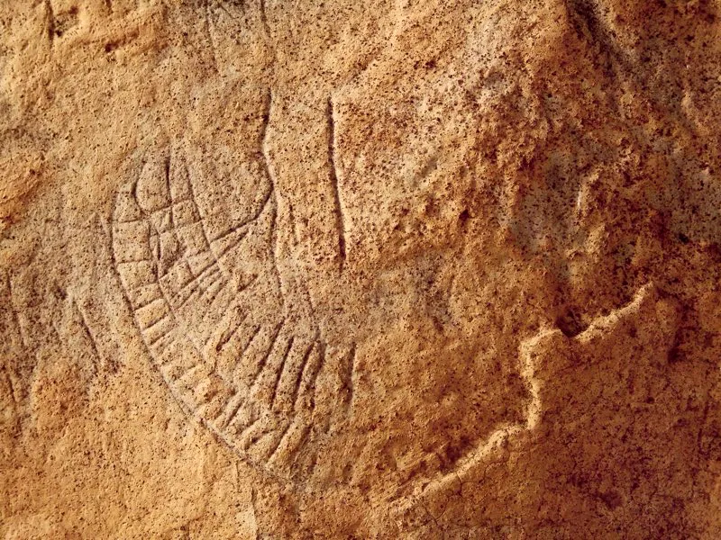 La técnica básica de la estatuaria del Macizo Colombiano es la incisión, consistente en trazos finos o gruesos hechos sobre la piedra con instrumentos puntiagudos o filosos, o con cinceles anchos y probablemente de punta triangular o convexa. La incisión se halla en el origen de la técnica escultórica, tanto en términos evolutivos como de diseño. Toda escultura comienza con una incisión, y puede decirse que la estatuaria de San Agustín se inició con incisiones parietales. Su tipo más usual, de línea fina, se encuentra en gran abundancia en las placas que forman los muros y los techos de las sepulturas y las construcciones en forma de dolmen, y en algunas losas y bloques aislados. La incisión fina no es escritura, pero con ella están literalmente grabados en piedra algunos de los elementos fundamentales del lenguaje de la estatuaria.