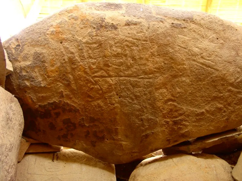 El trabajo de incisión fina suele mostrar trazos aparentemente caprichosos, figuras geométricas, y cuerpos al parecer humanos muchas veces incompletos o en síntesis geométrica. Se les ha llamado graffiti, por analogía con los que se encuentran en muros y columnas del mundo antiguo europeo, y se ha sugerido que puede tratarse de borradores o bocetos de estatuas. Ambas descripciones parecen inadecuadas, pues al analizar estos trazos en su conjunto se encuentra que tienen sentido por sí mismos y contienen claves esenciales para entender los contenidos más profundos de la estatuaria.