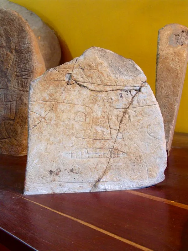 El trabajo de incisión fina suele mostrar trazos aparentemente caprichosos, figuras geométricas, y cuerpos al parecer humanos muchas veces incompletos o en síntesis geométrica. Se les ha llamado graffiti, por analogía con los que se encuentran en muros y columnas del mundo antiguo europeo, y se ha sugerido que puede tratarse de borradores o bocetos de estatuas. Ambas descripciones parecen inadecuadas, pues al analizar estos trazos en su conjunto se encuentra que tienen sentido por sí mismos y contienen claves esenciales para entender los contenidos más profundos de la estatuaria.