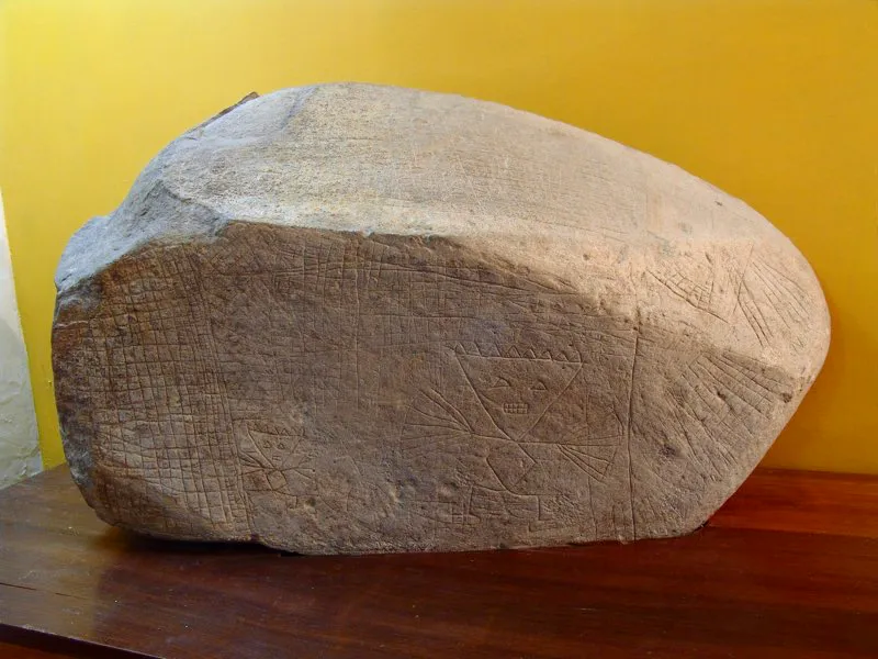 El trabajo de incisión fina suele mostrar trazos aparentemente caprichosos, figuras geométricas, y cuerpos al parecer humanos muchas veces incompletos o en síntesis geométrica. Se les ha llamado graffiti, por analogía con los que se encuentran en muros y columnas del mundo antiguo europeo, y se ha sugerido que puede tratarse de borradores o bocetos de estatuas. Ambas descripciones parecen inadecuadas, pues al analizar estos trazos en su conjunto se encuentra que tienen sentido por sí mismos y contienen claves esenciales para entender los contenidos más profundos de la estatuaria.