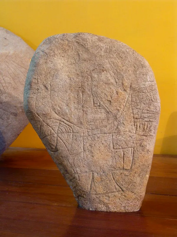 Un signo frecuente inciso en las piedras es el que el español José Pérez de Barradas describió como “una gran cruz de brazos de anchura desigual”. Como muestra claramente una piedra hallada en la Mesita B del Parque Arqueológico de San Agustín, y confirma el estudio del motivo en otras piedras, se trata de la representación esquemática del contorno de la figura humana en la posición ritual en que aparece en la mayoría de las estatuas. En la piedra que examinó Pérez, procedente de la Mesita A, se encuentran otros signos importantes del lenguaje de la estatuaria.