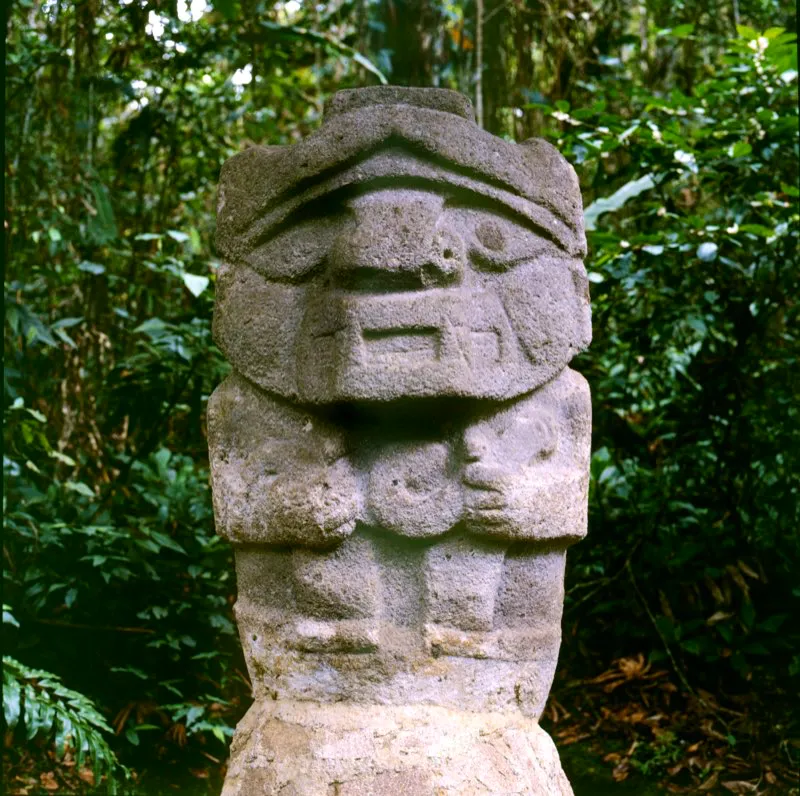 Como indica el esquema trazado sobre una figura del Montículo Sur de la Mesita B, la mayoría de las estatuas combinan y sintetizan tres formas: la de la piedra, la forma fálica, y la de una cruz de anchos y cortos brazos.