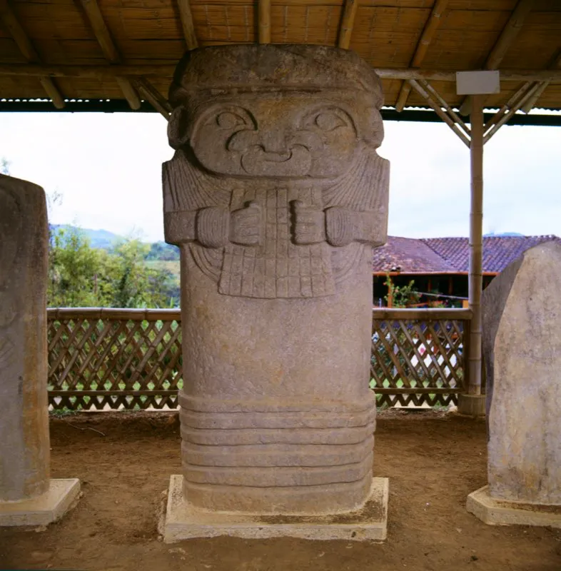 Estatua femenina de 2,2 m de altura, tallada en placa y hallada por Preuss en El Tablón. Su rica ornamentación, compuesta por pectoral de placas rectangulares, collar de numerosas vueltas, orejeras triples, brazaletes y nariguera en forma de media luna, está en su mayor parte trabajada en incisión, y su forma exterior reúne las tres referencias visuales fundamentales de toda la estatuaria: piedra-falo-cruz.