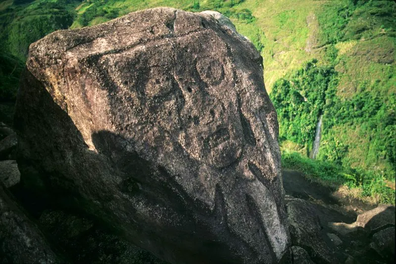 Esta figura, tallada en otra cara de la misma roca, está trabajada con la técnica del relieve biplano, frecuente entre las sociedades prehispánicas americanas. Es un tipo de bajorrelieve en el cual se evita deliberadamente la ilusión de tridimensionalidad para acentuar el carácter ultramundano de la imagen.