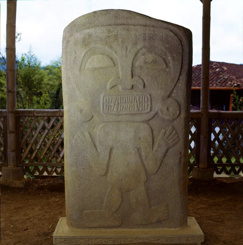Relieve biplano sobre una estela hallada por Konrad Preuss en El Tablón, cerca de San Agustín. La forma de representación responde a ciertos principios de frontalidad por los cuales las partes del cuerpo se presentan por su plano más significativo. La cabeza y el tronco del personaje se muestran de frente, las piernas de perfil y los pies en su plano horizontal, o vistos desde arriba.