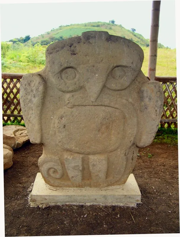 Imagen de un ave rapaz con una serpiente atrapada con sus garras y su pico, en el cerro de La Pelota. Evidentemente es copia de la escultura con el mismo motivo que se encuentra en la Mesita B del Parque Arqueológico de San Agustín y que se muestra en la siguiente ilustración. Esta es más pequeña y menos exitosa en su diseño, pero presenta interesantes detalles en la decoración de la serpiente.