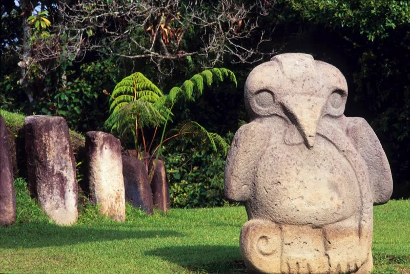 Aunque parece una escultura de bulto redondo, el ave de presa con serpiente del Montículo Noroeste de la Mesita B es en realidad un relieve tridimensional —como su copia del cerro de La Pelota—, sin labrado en su cara posterior. Esta imagen ha dado lugar a especulaciones que la relacionan con la serpiente emplumada del antiguo México. Sin embargo, su sentido puede ser muy distinto (ver páginas 124-128).