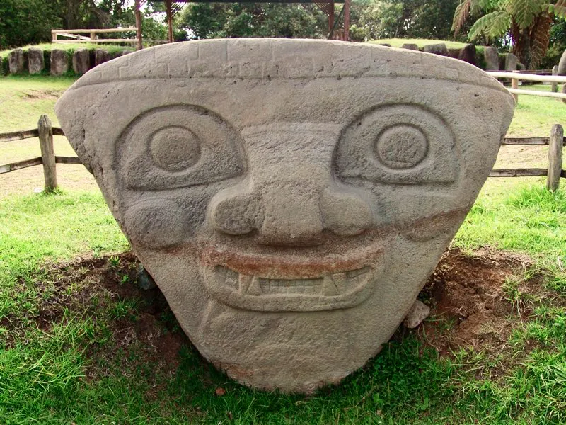 Estatua monumental del Montículo Noroeste de la Mesita B del Parque Arqueológico de San Agustín, tallada en una gran placa triangular de cerca de dos metros de altura y 2,67 de anchura. Descrita tradicionalmente como cabeza, en realidad es un rostro en relieve tridimensional. Las protuberancias en las mejillas probablemente sugieren que el ser representado está mascando coca.