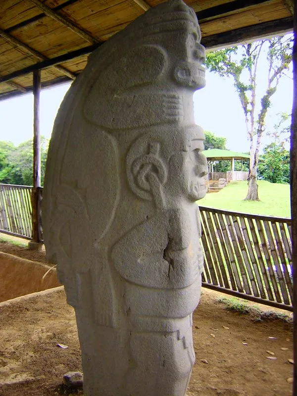 Descrita por algunos como la escultura más extraordinaria del Macizo Colombiano, esta es sin duda una de las más significativas y complejas. En términos técnicos es una estatua de bulto redondo (está concebida para ser vista por todos sus lados), pero mientras que por sus caras frontal y posterior es una escultura tridimensional, sus caras laterales son relieves bidimensionales.