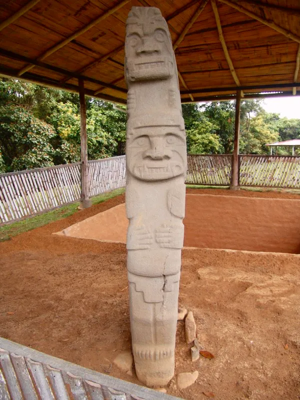 Descrita por algunos como la escultura más extraordinaria del Macizo Colombiano, esta es sin duda una de las más significativas y complejas. En términos técnicos es una estatua de bulto redondo (está concebida para ser vista por todos sus lados), pero mientras que por sus caras frontal y posterior es una escultura tridimensional, sus caras laterales son relieves bidimensionales.