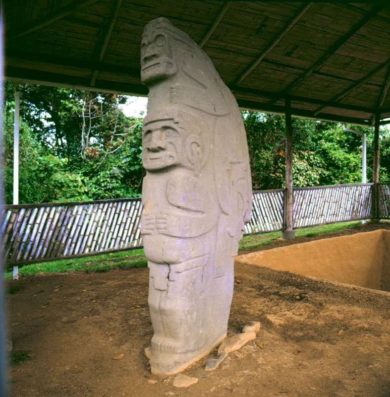 Vista frontal y lateral de la estatua de la página opuesta, situada en el Alto de las Piedras en Isnos. Como la escultura del mismo tema del Alto de Lavapatas, presenta su plano frontal en el borde de la placa en que fue esculpida, mientras en sus planos laterales se desarrollan las formas de un ser que combina varios animales y en el que Konrad Preuss vio la imagen del “doble yo”.
