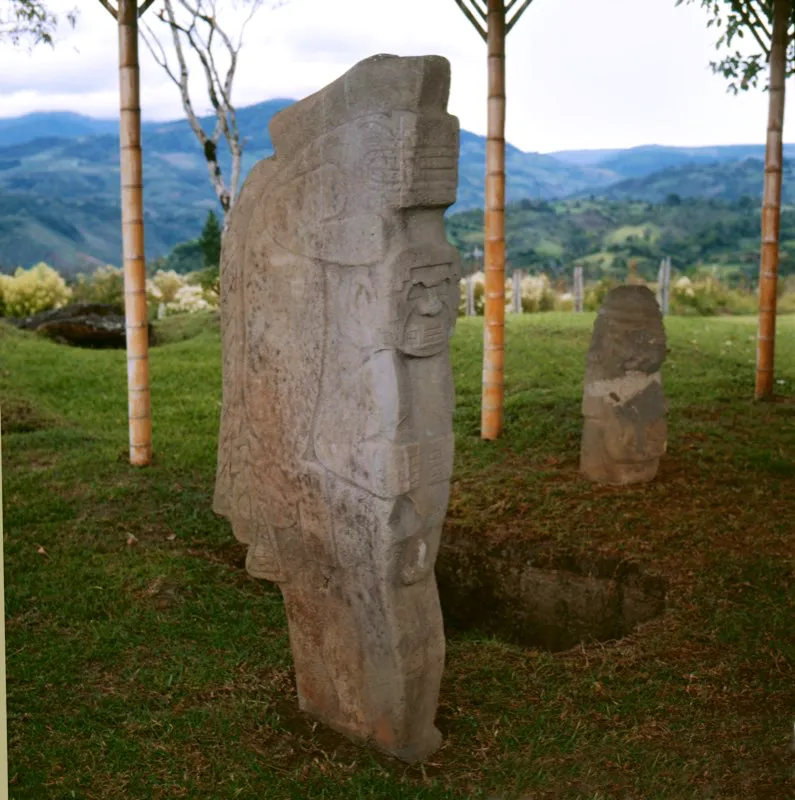 Estatua tallada en una placa de más de dos metros de altura y situada en el Alto de Lavapatas. Muy similar a la que se encuentra en el Alto de las Piedras, entre las dos hay sin embargo importantes diferencias, como el falo del carguero, sustituido en la de Las Piedras por un taparrabo escalonado, y los rasgos del rostro de la figura que lleva sobre sus hombros.