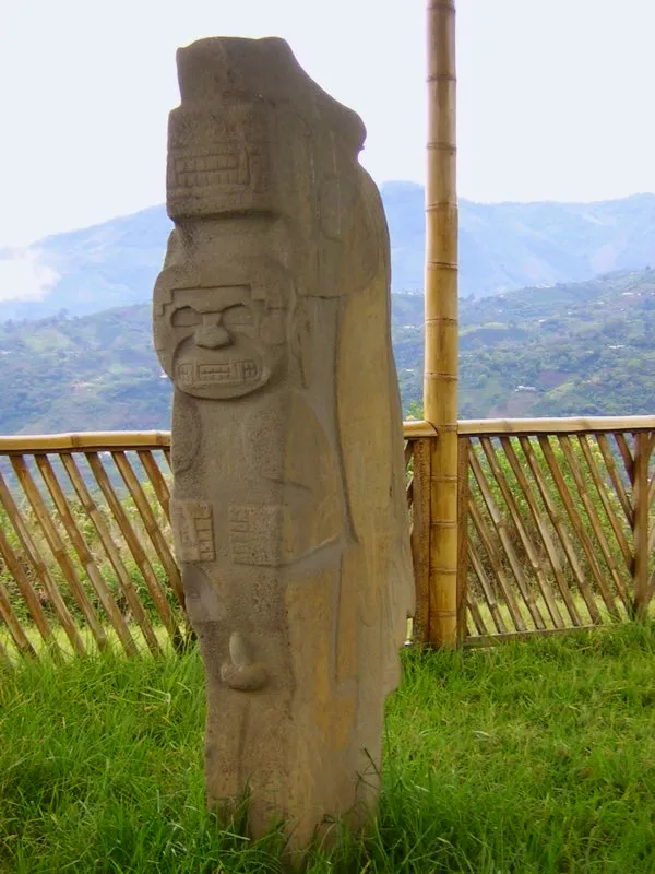 Estas esculturas, descritas como cargueros con el “espíritu multiforme” a cuestas, son una demostración más de que en la estatuaria del Macizo Colombiano la técnica es parte del contenido simbólico. La combinación de la escultura tridimensional con el relieve biplano remite a la continuidad entre el mundo natural y el mundo ultraterreno, en un proceso incesante de transformación.