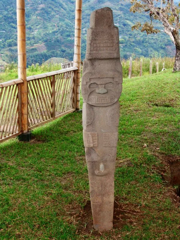 Estas esculturas, descritas como cargueros con el “espíritu multiforme” a cuestas, son una demostración más de que en la estatuaria del Macizo Colombiano la técnica es parte del contenido simbólico. La combinación de la escultura tridimensional con el relieve biplano remite a la continuidad entre el mundo natural y el mundo ultraterreno, en un proceso incesante de transformación.