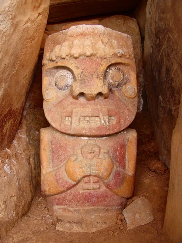 El color fue, según toda evidencia, parte integral e importante del mundo funerario y artístico del Macizo Colombiano prehispánico. Esta estatua, hallada en la década de 1980 en el alto de El Purutal, es la que mejor conserva la pintura y muestra los colores más usuales de la estatuaria: rojo, blanco, amarillo y negro, que se hallan simultáneamente en la serpiente coral y en el “rey de los gallinazos”.