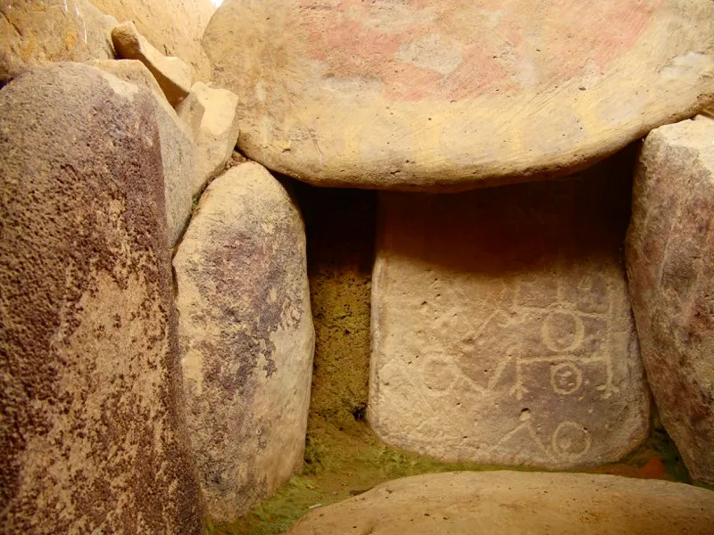Las tumbas del Macizo Colombiano también estaban decoradas con los cuatro colores básicos que se encuentran en las estatuas, predominando en aquellas cinco formas geométricas básicas: círculos, triángulos, rombos, cuadrados y cruces. Tumba del alto de las Piedras adornada con colores y un mono inciso.