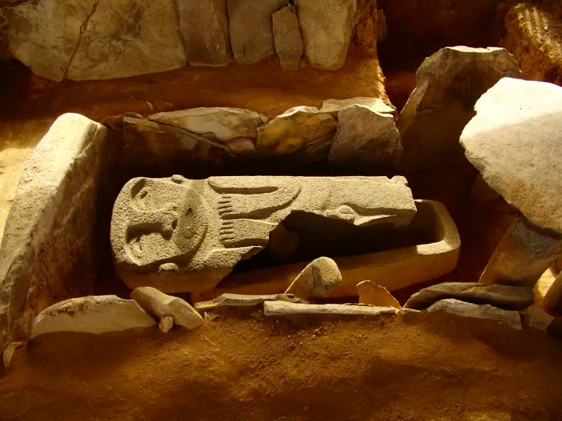 Las tumbas del Macizo Colombiano también estaban decoradas con los cuatro colores básicos que se encuentran en las estatuas, predominando en aquellas cinco formas geométricas básicas: círculos, triángulos, rombos, cuadrados y cruces. La pintura de esta tumba de la Meseta A del Alto de los Ídolos recuerda la piel de la anaconda.