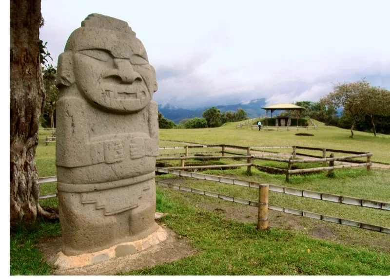 Los escultores del Macizo Colombiano desarrollaron un estilo original, fácilmente identificable y muy distinto a los de todas las demás sociedades de América prehispánica. El característico aspecto bestial que se aprecia en esta estatua del Montículo Oriental de la Mesita A del Parque Arqueológico de San Agustín es solo uno de los rasgos que distinguen el arte de aquellos grupos tan remotos en el tiempo.