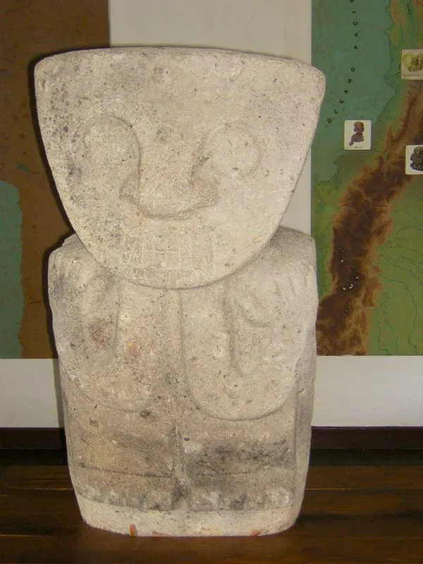 El primer elemento del estilo del Macizo Colombiano es la peculiar relación entre la masa y el espacio. Todas las estatuas están labradas en un solo bloque de piedra, sin que ningún elemento sobresalga de un cuerpo central o lo penetre. Dentro de esos límites, hubo soluciones tan originales como la posición de los brazos de esta estatua de El Rosario.
