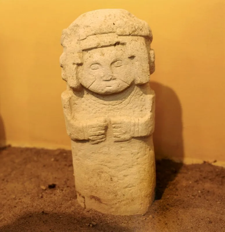 El primer elemento del estilo del Macizo Colombiano es la peculiar relación entre la masa y el espacio. Todas las estatuas están labradas en un solo bloque de piedra, sin que ningún elemento sobresalga de un cuerpo central o lo penetre, como en esta pequeña estatua procedente de la Mesita D.