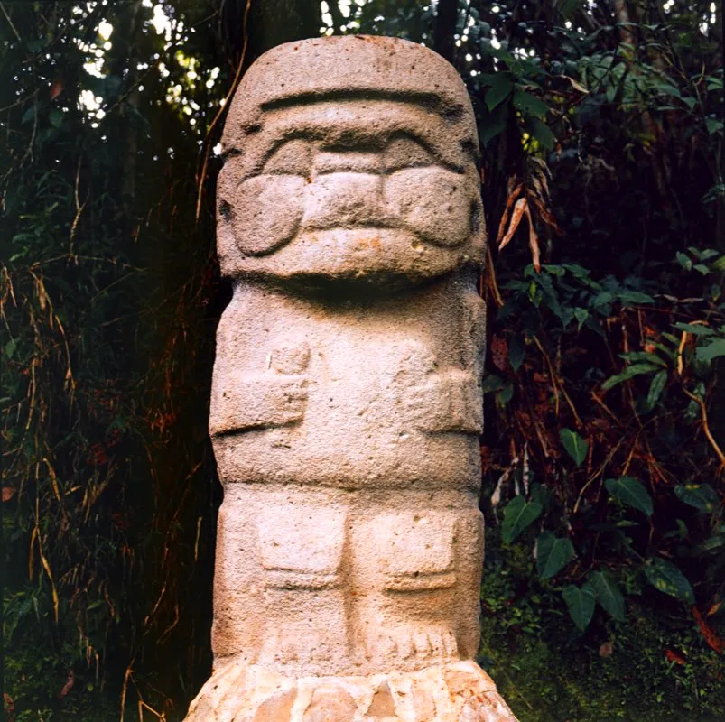 La posición de una figura es, desde luego, definitiva al considerar las proporciones entre sus partes y la relación que establece el ojo entre sus volúmenes. Al contrario de lo que suele pensarse, la gran mayoría de las estatuas de figura humana del Macizo Colombiano no están de pie sino sentadas, y es esto lo que hace que, vistas de frente, como usualmente se las mira, las extremidades inferiores aparezcan excesivamente cortas y el vientre casi desaparezca. Como se ve en este ejemplo de Las Moyas, el plano frontal de las estatuas solo presenta las piernas desde la rodilla hasta el pie, y no aparecen los muslos. Es el mismo efecto que se obtiene al mirar de frente a una persona sentada, cuando no interviene el efecto de profundidad de la percepción tridimensional.