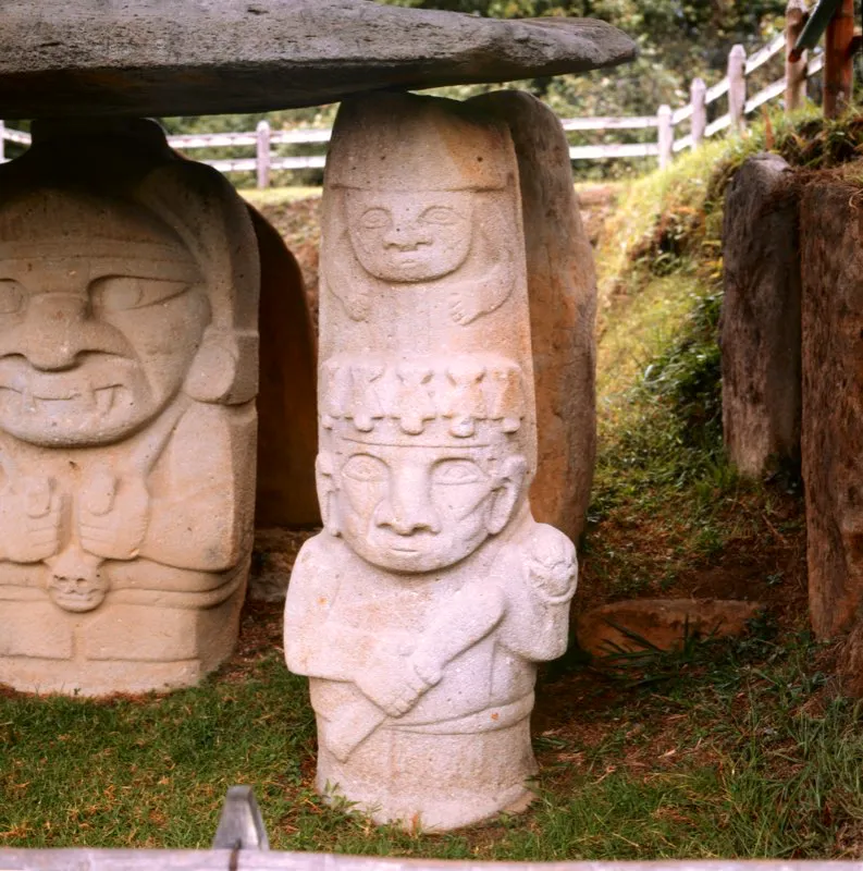 Uno de los dos guerreros que flanquean la estatua principal del Montículo Noroeste de la Mesita B del Parque Arqueológico de San Agustín. Al realismo del rostro se suma en esta figura el relativo movimiento de los miembros superiores. El garrote mitiga el predominio del eje vertical, y la posición de los brazos, especialmente el izquierdo, introduce una variación en la forma de cruz predominante en las estatuas.