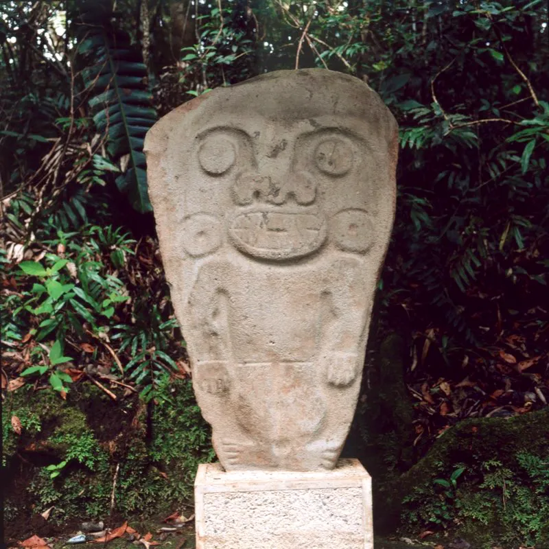 Figura tallada en relieve bidimensional, hallada en El Cabuyal y que ejemplifica el principio de frontalidad pictórica en la estatuaria. En las estatuas talladas según este principio no interesaba tanto al escultor el realismo de la representación como el valor significativo de cada una de las partes del cuerpo (cabeza y tronco de frente, piernas de perfil y pies en su plano horizontal).