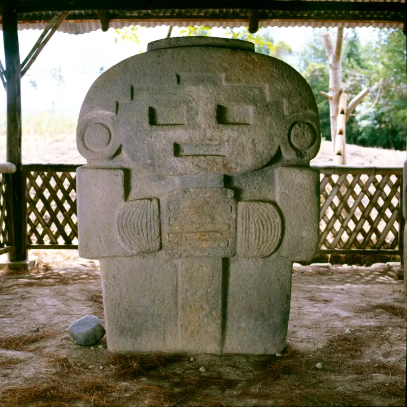 Una de las tres estatuas halladas en Quebradillas ilustra tanto el principio de frontalidad como el principio de simetría de la estatuaria, vinculado a la predominancia del eje vertical de las figuras. Dicho eje se trazaba al comienzo del labrado como una línea vertical que dividía la piedra en mitades. Los rasgos se tallaban siguiendo una correspondencia precisa, equilibrada y estática.