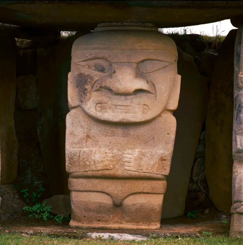 Como ejemplifica esta estatua, procedente del Montículo Occidental de la Mesita A del Parque Arqueológico de San Agustín, las proporciones de la estatuaria no están determinadas por los cánones clásicos sino por las formas fundamentales del falo y la cruz. Estas imponen que la cabeza y la parte inferior del cuerpo tengan similar anchura.