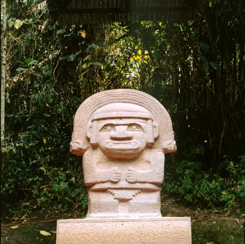 Esta figura, originalmente en la Mesita C del Parque Arqueológico de San Agustín, sintetiza las características estilísticas del arte del Macizo Colombiano y exhibe con extraordinaria sencillez y claridad sus rasgos iconográficos centrales, en su mayor parte incomprendidos. Todo esto la convierte en una de las imágenes más representativas, y explica por qué es una de las más difundidas de la estatuaria.