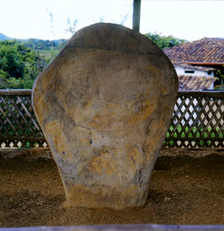 La única figura de la estatuaria que podría identificarse como un jaguar es la representada en esta placa, muy desgastada, en parte incisa y en parte en relieve biplano, hallada en El Tablón. Muestra al animal de frente, parado sobre sus patas posteriores, y tiene la singular característica de ser la única en que las zarpas del animal están representadas con gran realismo, casi en el estilo de la ilustración zoológica.