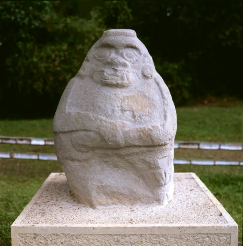 El animal verdaderamente emblemático de la estatuaria es el mono. Es también el que aparece de modo más insistente, pues cerca de la mitad de todos los animales representados son monos. En esta página se muestra una de las caras de una estatua bifronte de la Mesita C del Parque Arqueológico de San Agustín. Ostensiblemente obeso, presenta los rasgos característicos del animal de la realidad.