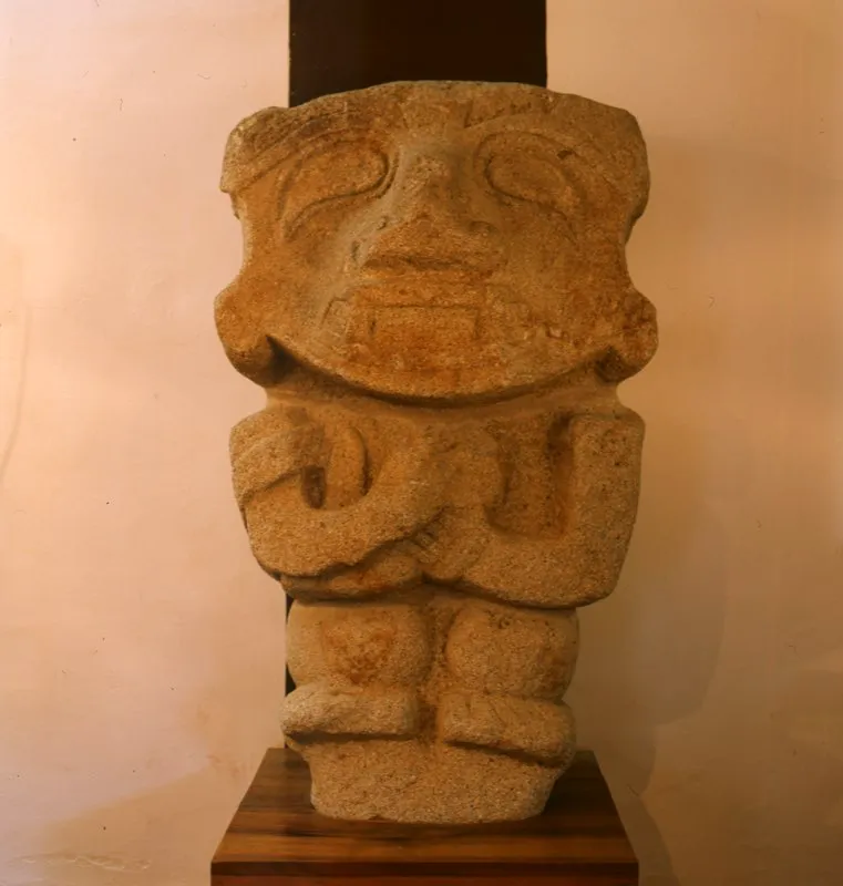 Esta estatua, procedente de la vereda Cascajal, inspección de policía de Pradera, combina en su rostro características de varios animales. Sus ojos son rasgados, similares a los del jaguar, pero su nariz y su boca se asemejan más a las de un mono. Lleva enroscada en sus brazos una serpiente decorada con anillos y formas reticulares. Las grandes orejeras que la adornan dan a su rostro un peculiar contorno.