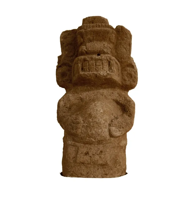 Estatua hallada en la Mesita D del Parque Arqueológico de San Agustín, probablemente femenina por el delantal que cubre su sexo y el voluminoso vientre, que indica estado de gravidez. Es una de las pocas estatuas que muestra un hocico propiamente dicho, que se proyecta visiblemente sobre el rostro y resalta las feroces fauces animales. Los lóbulos de sus enormes orejas están adornados con orejeras circulares.