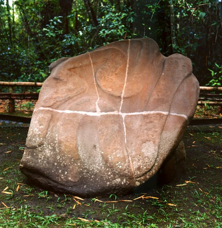 Representación de dos serpientes en su característica disposición ondulante, talladas en relieve biplano en una gran roca hallada, según tradición, en el camino de acceso a la Mesita A del Parque Arqueológico de San Agustín. Sería inútil especular sobre el sentido de esta pieza, pero algo sí es claro en el conjunto de la estatuaria: la serpiente está asociada con el elemento femenino y con la fertilidad.