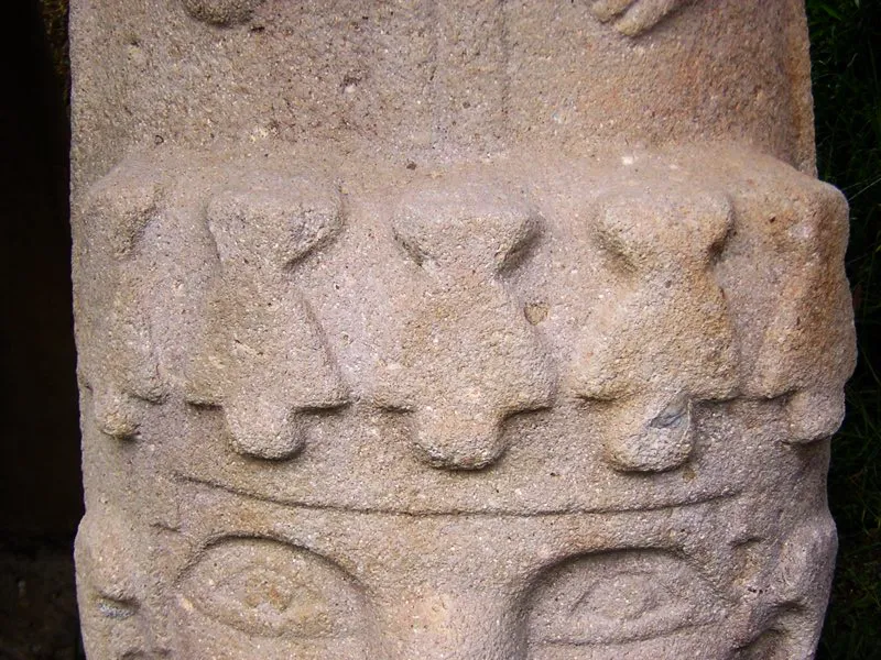 Entre las estatuas descubiertas hasta hoy no hay más de diez figuras de aves representadas como esculturas independientes, y sin embargo la imagen del ave tiene alta significación en la estatuaria. Son frecuentes como motivo ornamental en diademas y collares y en la forma de los ojos. Sobre estas líneas, Guerrero de la Mesita B del Parque Arqueológico de San Agustín.