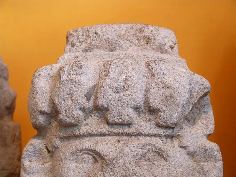 Entre las estatuas descubiertas hasta hoy no hay más de diez figuras de aves representadas como esculturas independientes, y sin embargo la imagen del ave tiene alta significación en la estatuaria. Son frecuentes como motivo ornamental en diademas y collares y en la forma de los ojos. Sobre estas líneas, Estatua de El Tablón.