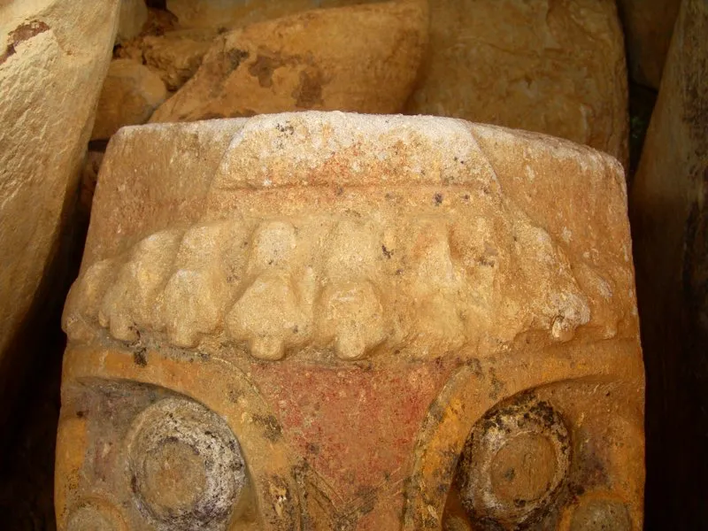 Estatua del Alto de El Purutal, con diademas formadas por una sucesión de imágenes de aves de presa en síntesis geométrica. Como elemento ornamental, las aves invariablemente se representan en la estatuaria con las alas plegadas y cabeza abajo y al parecer están asociadas con ciertos poderes de las aves que adquiere la persona.