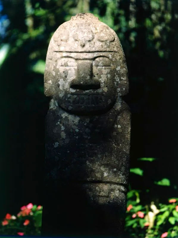 Figura de la Mesita B del Parque Arqueológico de San Agustín, con diademas formadas por una sucesión de imágenes de aves de presa en síntesis geométrica. Como elemento ornamental, las aves invariablemente se representan en la estatuaria con las alas plegadas y cabeza abajo y al parecer están asociadas con ciertos poderes de las aves que adquiere la persona.