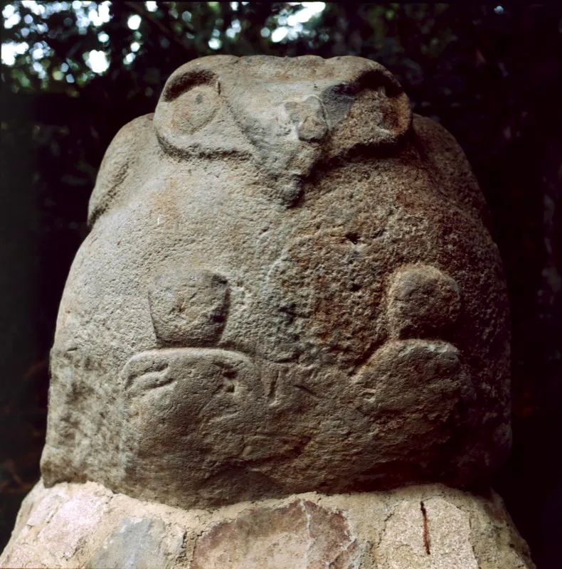 Ave hallada en 1937 por José Pérez de Barradas en El Batán y que sostiene en sus garras (más bien manos humanas con cinco dedos) dos objetos que identificó como “cetros”. En realidad son peces con rostro humano que aparecen en esta y otras estatuas como atributos chamanísticos asociados con la fertilidad, no solo de las aguas sino también de la tierra. Las alas plegadas tienen también significación chamanística.
