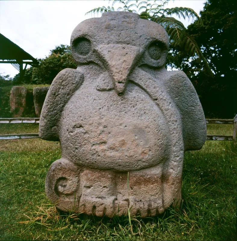 El ave de presa del Montículo Noroeste de la Mesita B del Parque Arqueológico de San Agustín, en esta página, no parece representar ni a la figura de la serpiente emplumada mexicana, ni a un águila cazando una serpiente. Quizá se trata más bien de la imagen de un ser humano —un chamán— transformado en ave de presa y con la serpiente como atributo para invocar las fuerzas de la fertilidad.