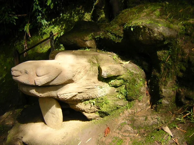 La rana de la pendiente de la Fuente de Lavapatas está tallada en una aglomeración de rocas que afloran en el talud y el escultor aprovechó la forma de las piedras para representar al anfibio agazapado y preparándose para saltar. En muchas sociedades actuales y prehispánicas las ranas y los sapos están asociados con las lluvias, el agua y la fecundidad, y en algunos grupos tienen claras connotaciones sexuales.