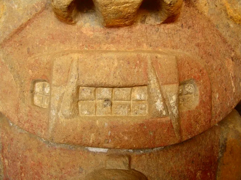 Las fauces animales que aparecen en cierto número de estatuas evidentemente no pertenecen a los seres humanos que representa la mayoría de ellas y los apartan de lo humano y cotidiano, elevándolos al ámbito de lo sobrenatural y lo sagrado. Por ello son el rasgo que más impresiona al observador. En esta y la siguiente página, fauces de las dos estatuas con niños en sus brazos halladas en el alto de El Purutal.