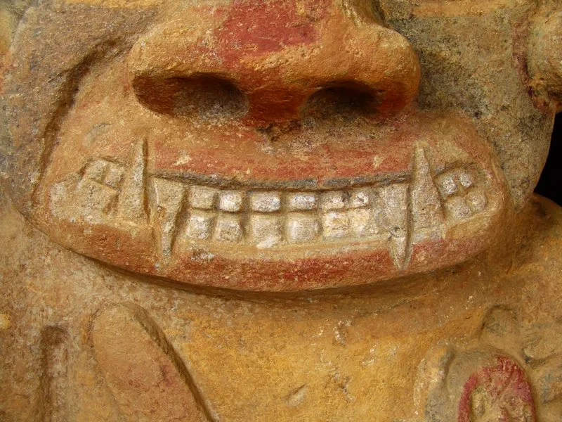 La blanca dentadura y el rojo de los labios de las fauces animales, colores que se conservan en muy pocas estatuas, como las de El Purutal ilustradas aquí, realzaban aún más este rasgo y acentuaban su carácter sobrecogedor y temible. Parece obvio que buscaban despertar sentimientos de temor, no tanto a los animales que las ostentan en la naturaleza, sino a peligros que amenazaban a los seres humanos y los grupos sociales.