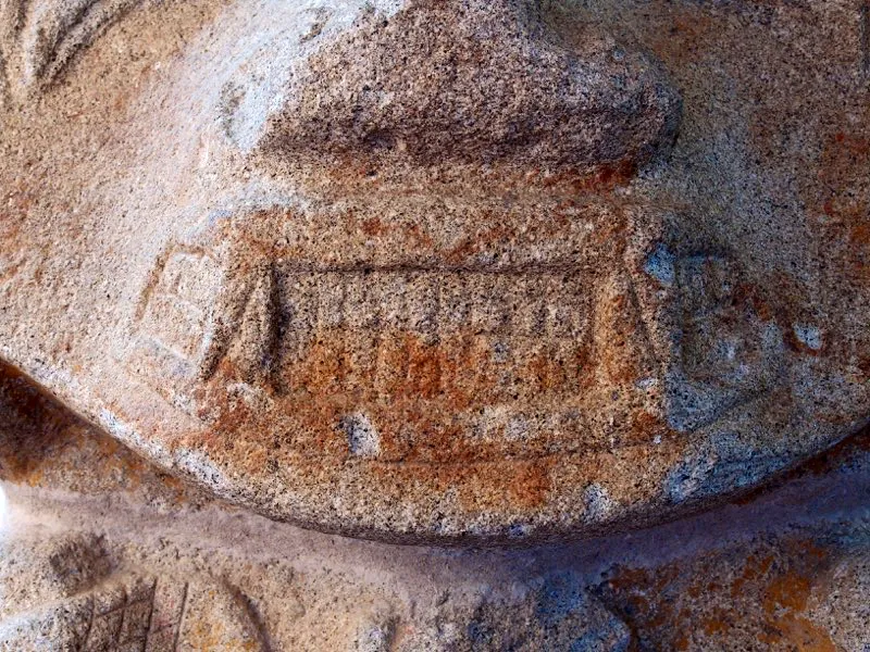 Sorprende en el arte del Macizo Colombiano la enorme diversidad de variaciones en torno al tema de las fauces animales. Cada una de ellas está representada individualmente y su rasgo más sobresaliente son los enormes colmillos, por los cuales tradicionalmente se las ha identificado como fauces de jaguar. Sin embargo, el análisis iconográfico de la estatuaria sugiere que pueden pertenecer más bien al mono.