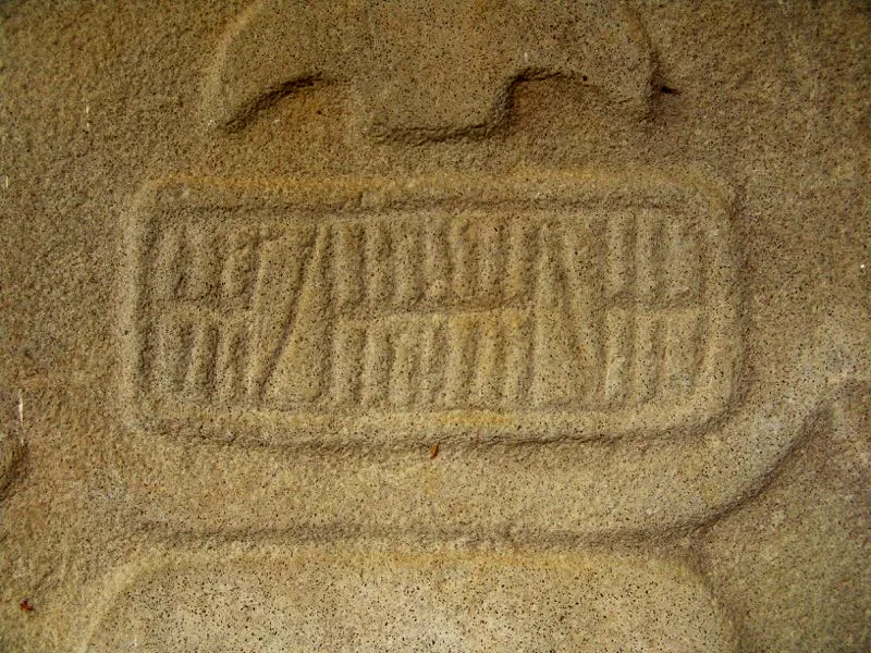 Sorprende en el arte del Macizo Colombiano la enorme diversidad de variaciones en torno al tema de las fauces animales. Cada una de ellas está representada individualmente y su rasgo más sobresaliente son los enormes colmillos, por los cuales tradicionalmente se las ha identificado como fauces de jaguar. Sin embargo, el análisis iconográfico de la estatuaria sugiere que pueden pertenecer más bien al mono.
