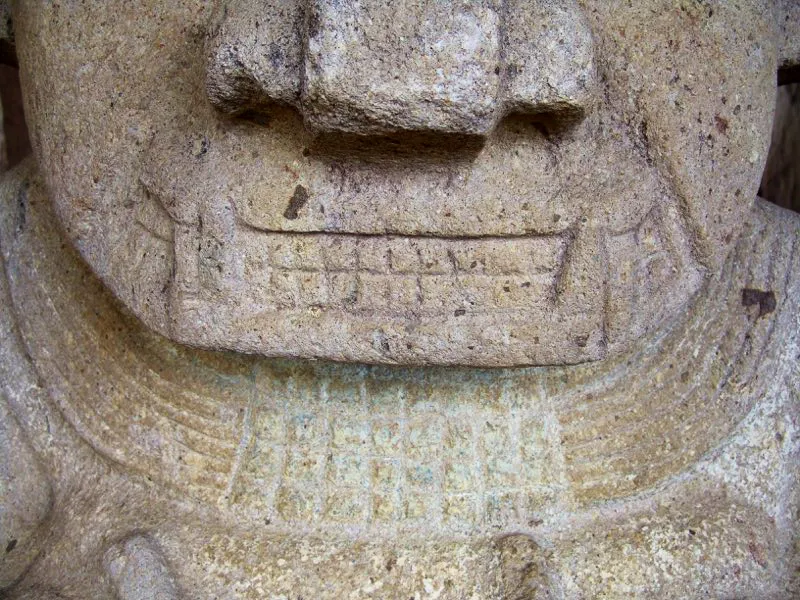 Sorprende en el arte del Macizo Colombiano la enorme diversidad de variaciones en torno al tema de las fauces animales. Cada una de ellas está representada individualmente y su rasgo más sobresaliente son los enormes colmillos, por los cuales tradicionalmente se las ha identificado como fauces de jaguar. Sin embargo, el análisis iconográfico de la estatuaria sugiere que pueden pertenecer más bien al mono.