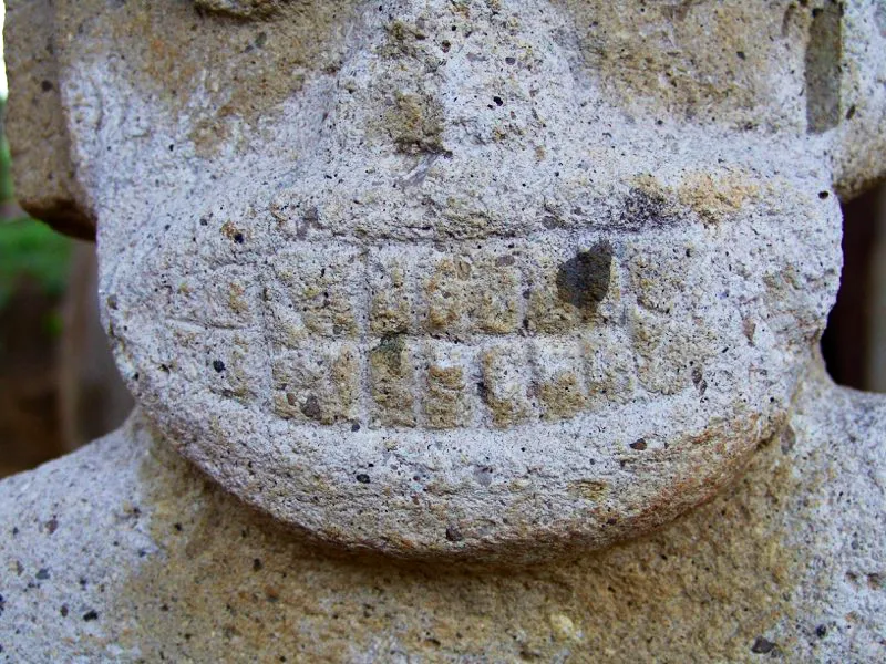 Sorprende en el arte del Macizo Colombiano la enorme diversidad de variaciones en torno al tema de las fauces animales. Cada una de ellas está representada individualmente y su rasgo más sobresaliente son los enormes colmillos, por los cuales tradicionalmente se las ha identificado como fauces de jaguar. Sin embargo, el análisis iconográfico de la estatuaria sugiere que pueden pertenecer más bien al mono.