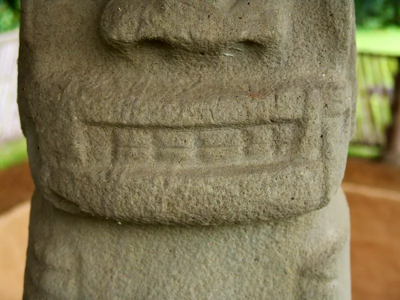 Sorprende en el arte del Macizo Colombiano la enorme diversidad de variaciones en torno al tema de las fauces animales. Cada una de ellas está representada individualmente y su rasgo más sobresaliente son los enormes colmillos, por los cuales tradicionalmente se las ha identificado como fauces de jaguar. Sin embargo, el análisis iconográfico de la estatuaria sugiere que pueden pertenecer más bien al mono.