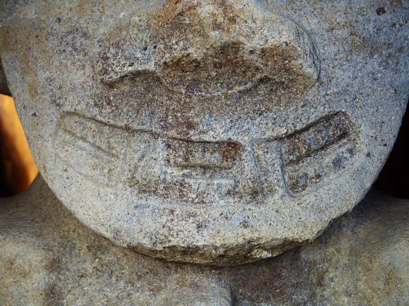 Sorprende en el arte del Macizo Colombiano la enorme diversidad de variaciones en torno al tema de las fauces animales. Cada una de ellas está representada individualmente y su rasgo más sobresaliente son los enormes colmillos, por los cuales tradicionalmente se las ha identificado como fauces de jaguar. Sin embargo, el análisis iconográfico de la estatuaria sugiere que pueden pertenecer más bien al mono.